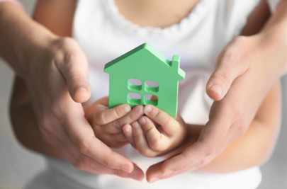 ADOZIONE NAZIONALE E INTERNAZIONALE. La centralità dell’interesse del minore ad una famiglia