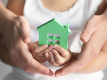 ADOZIONE NAZIONALE E INTERNAZIONALE. La centralità dell’interesse del minore ad una famiglia